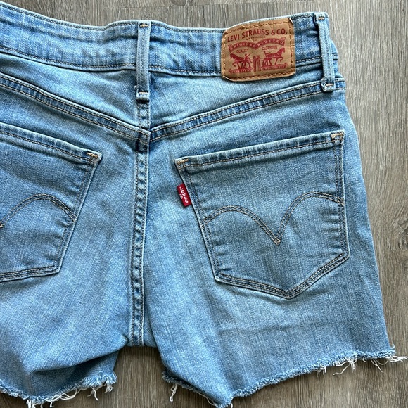 Levi’s Mid Rise Skinny Cutoff Shorts - Light Wash/Distressed - Picture 3 of 7